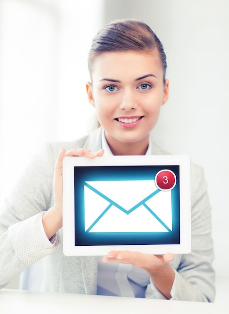 Photo picture of smiling businesswoman with tablet pc in office