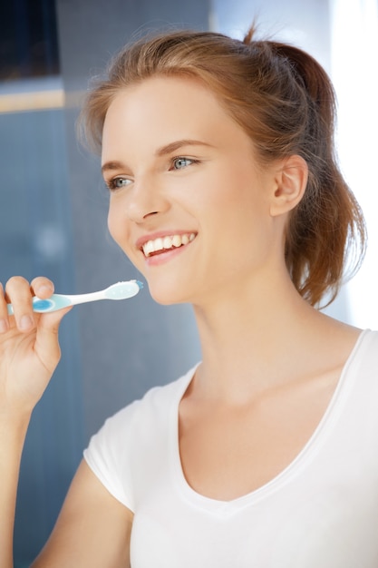 picture of smiling teenage girl with toothbrush