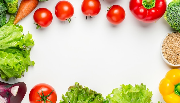 Photo a picture of tomatoes and lettuce on a white background