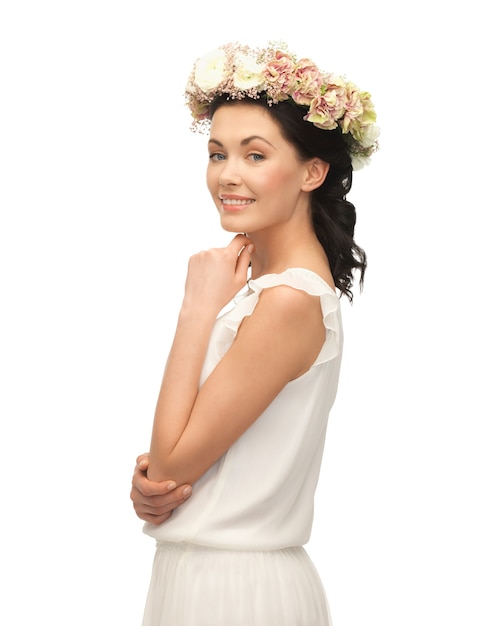 Photo picture of young woman wearing wreath of flowers