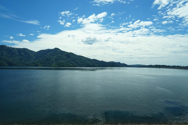 Pictures of dams in Thailand It consists of water bodies and mountains.