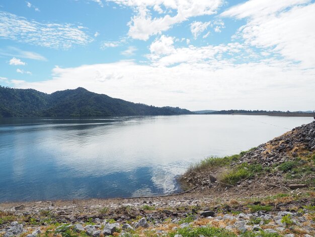 Pictures of dams in Thailand It consists of water bodies and mountains.