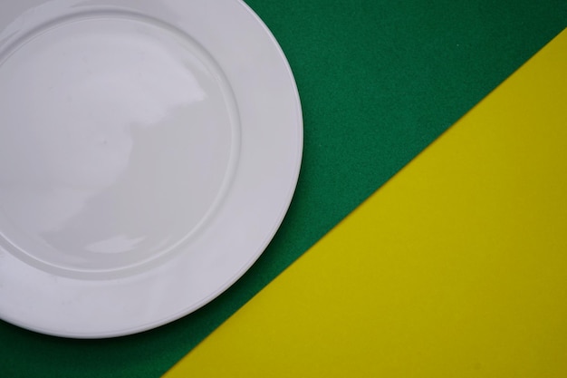 Pictures of plates are placed on different colored paper