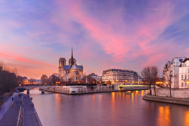 Picturesque grandiose sunset over ile de la cite seine river and cathedral of notre dame de paris fr