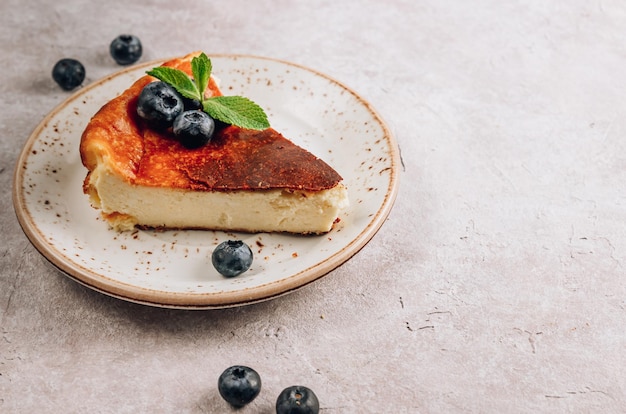 Photo a piece of basque burnt cheesecake tarta de queso selective focus with copy space