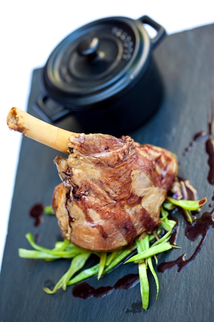 Photo piece of lamb on a slate