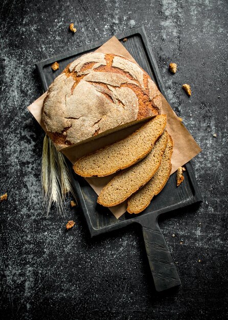 Photo pieces of bread with spikelets