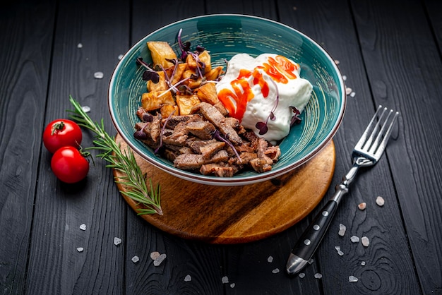 Pieces of fried meat with creamy sauce and fried eggplant