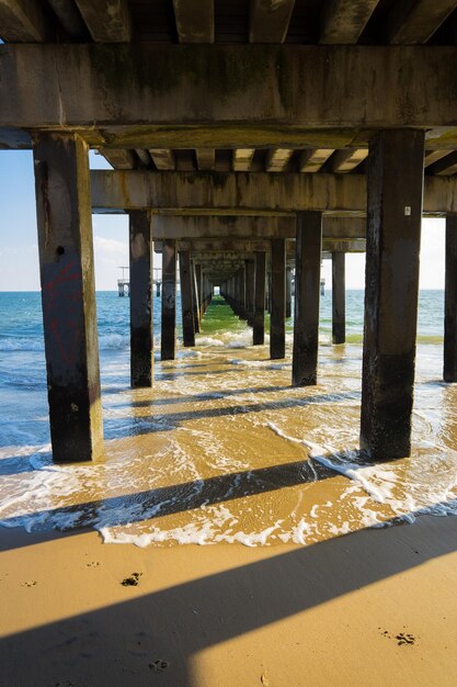 Photo a pier with the word beach on it