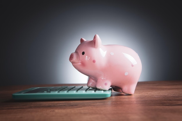 Piggy bank in front of the calculator