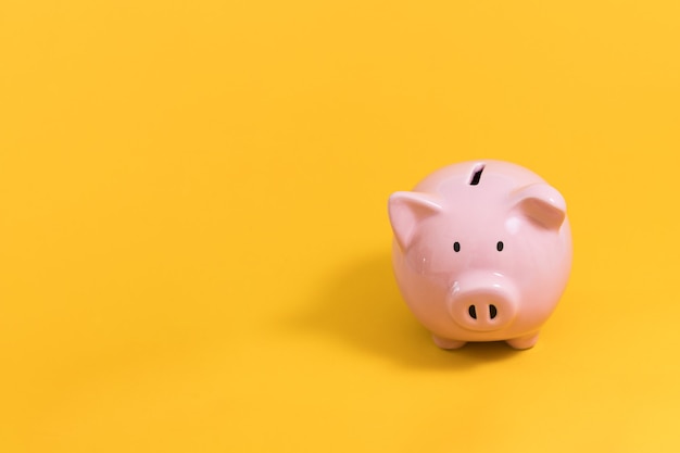 Photo piggy bank on yellow background for economy, saving money wealth and financial concept