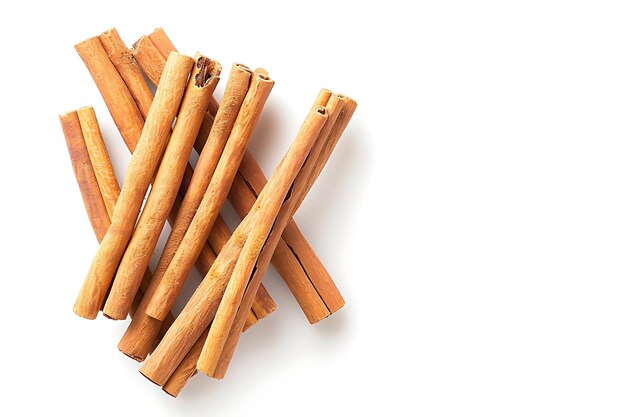 Photo a pile of cinnamon sticks isolated on white background