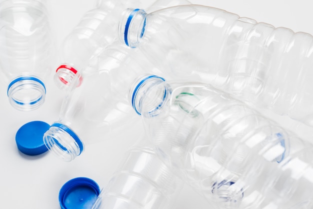 Photo pile of empty plastic bottles and caps