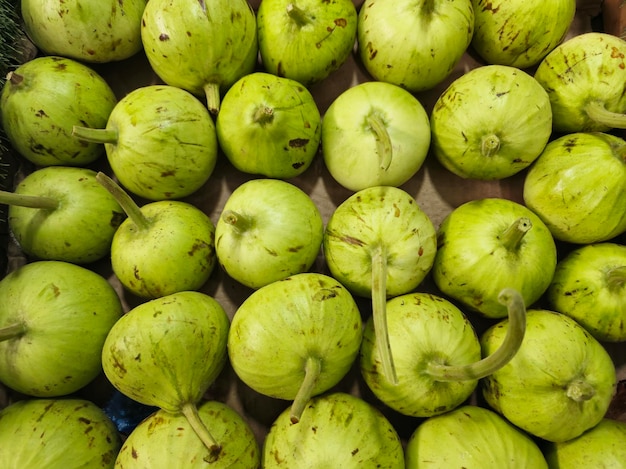 Photo a pile of figs with the word  pomegranate  on them