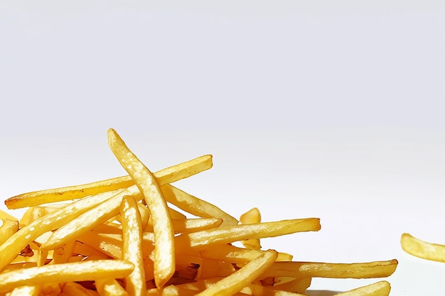 Photo a pile of french fries on a white surface