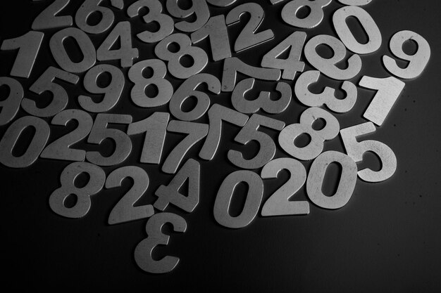 Photo a pile of numbers on a black background