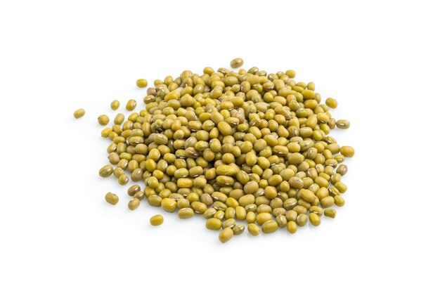 Photo pile of raw green mung beans isolated