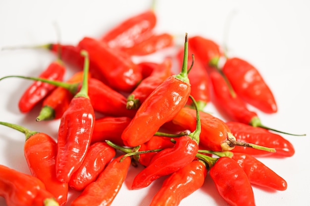 Photo a pile of red peppers with the word  b  on the bottom