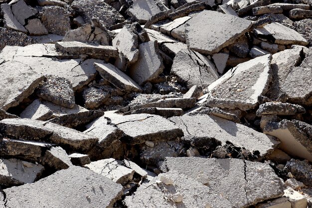 Photo a pile of rubble with the word'broken'on it