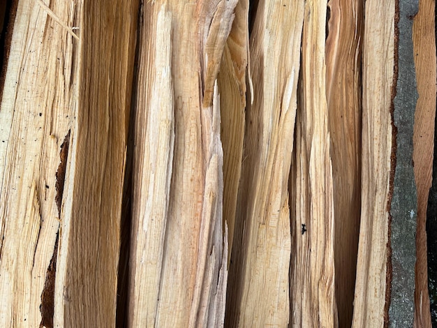 Photo a pile with freshly felled firewood background with chopped tree trunks