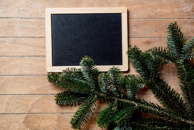 Photo pine tree branch and blackboard