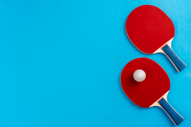 Photo ping pong racket and ball on blue background