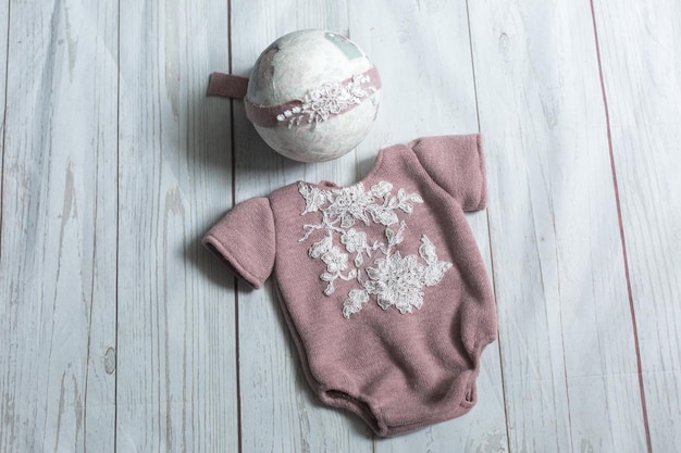 Photo a pink baby's outfit with the word baby on it.