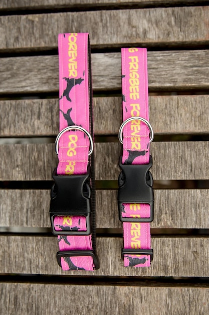 Photo a pink and black strap that says 