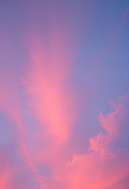 Photo a pink and blue sky with clouds and a pink and blue sky