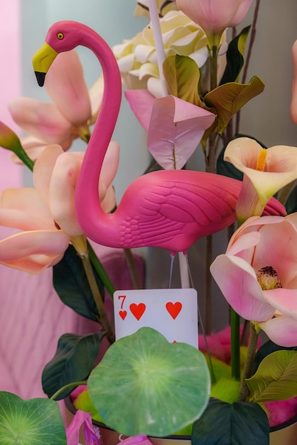 Photo pink flamingo statue decorated with colorful tropical summer