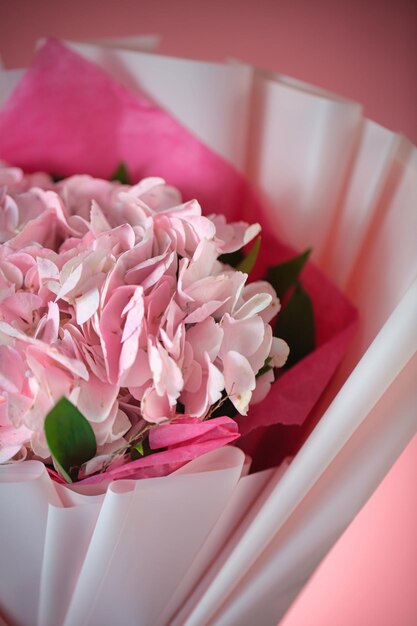 Photo pink flower bouquet in paper bag