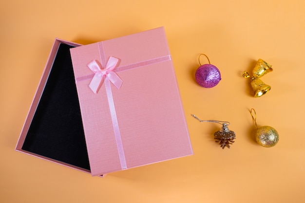 The pink gift box was opened. To be given to each other in various festivals such as Valentine's Day, Christmas Day, various anniversaries Let's take a photo to see the light and shadow.