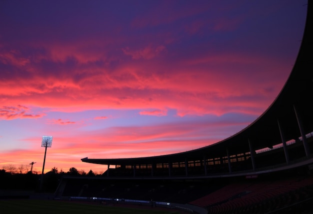 Photo a pink sky with a pink and purple sunset in the background