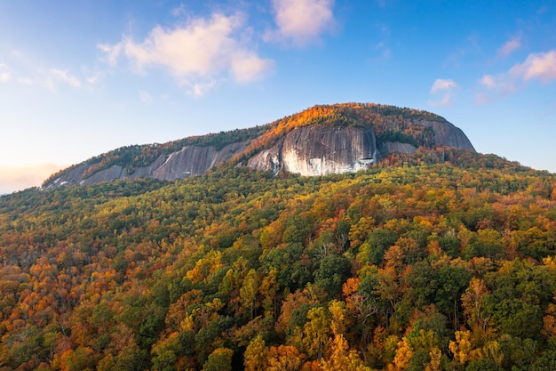 Photo pisgah national forest north carolina usa at looking glass rock during autumn season in the morning