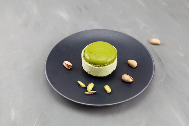 Photo pistachio ice cream with pistachio macarons or macaroons