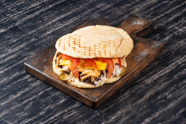 Pita with beef and fresh vegetables