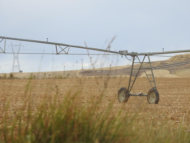 Pivote de riego sobre un terreno agrietado y seco