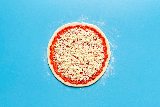 Photo pizza dough with tomato sauce and mozzarella top view making a pizza step by step