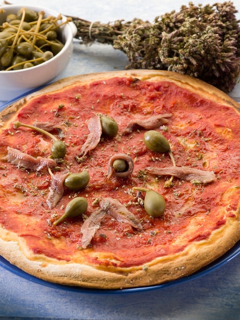 Pizza with capers and anchovies