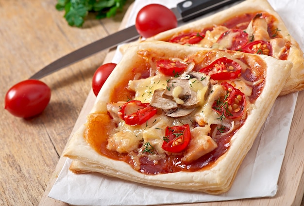 pizza with chicken, tomatoes and mushrooms