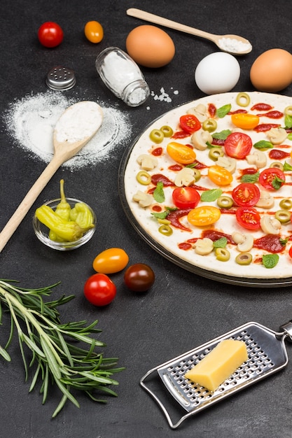 Photo pizza with ingredients is ready to bake