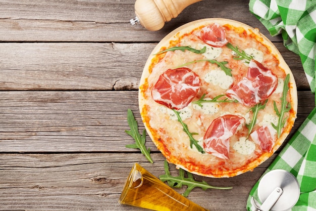 Pizza with prosciutto and mozzarella