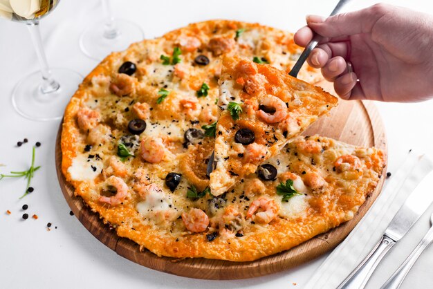 Photo pizza with shrimps and wine