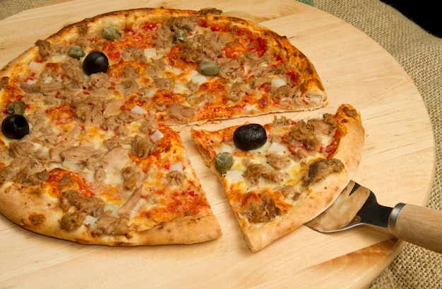 pizza with tuna and olives