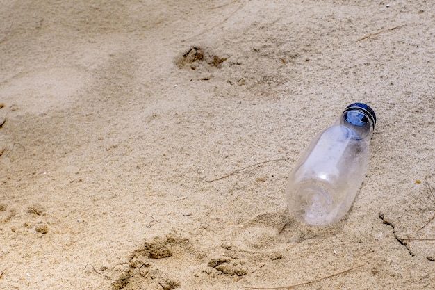 Plastic bottles are astringent, discarded as garbage, not in the trash.