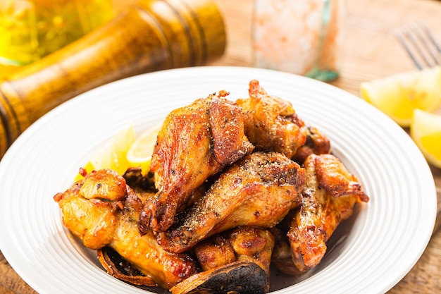 Photo a plate of delicious lemon chicken wings