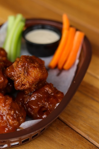 Photo a plate of food with carrots and a bowl of dipping sauce