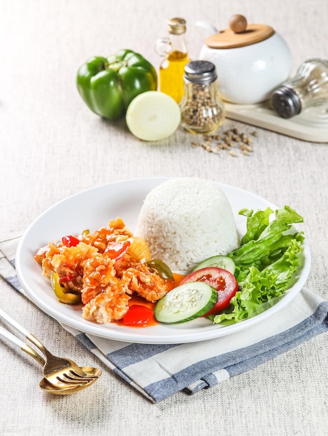 Photo a plate of food with rice and vegetables on it