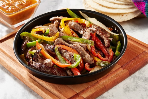 Platillo mexicano fajitas de res con pimientos o alambre de res