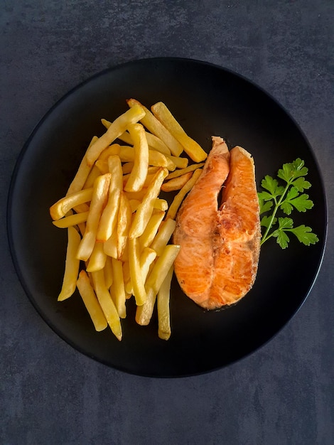 Plato combinado con rodaja de salmón a la plancha con patatas